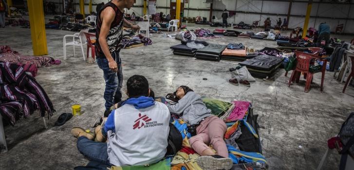 Migrantes conversan con un psicólogo de Médicos Sin Fronteras en el pabellón de deportes de Piedras Negras, localidad mexicana en la frontera con EEUU. Febrero de 2019.Juan Carlos Tomasi