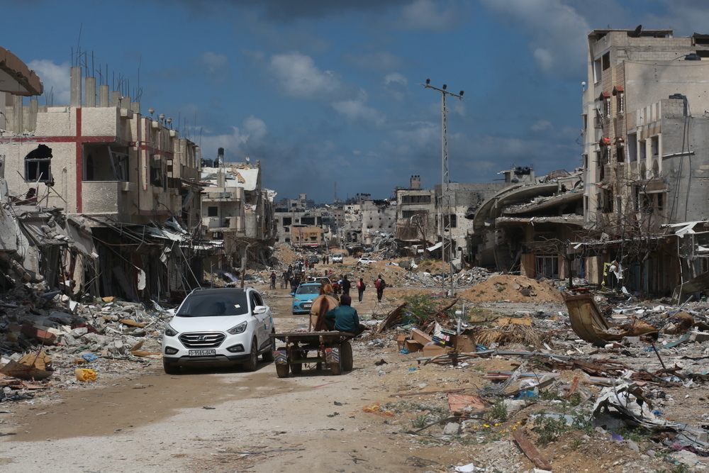 Desplazados entre edificios destruidos por la incesante violencia y los bombardeos en Gaza.